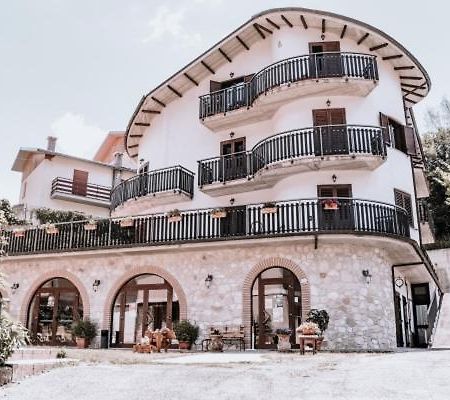 B&B L'antico borgo Villalago Esterno foto