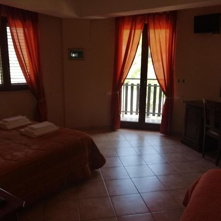 B&B L'antico borgo Villalago Esterno foto