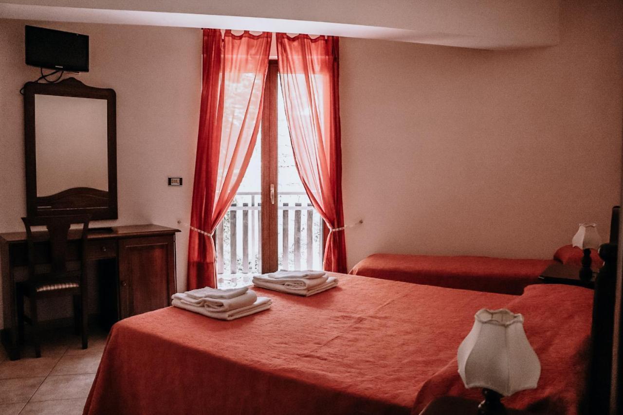 B&B L'antico borgo Villalago Esterno foto