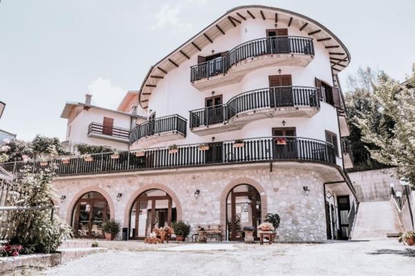 B&B L'antico borgo Villalago Esterno foto