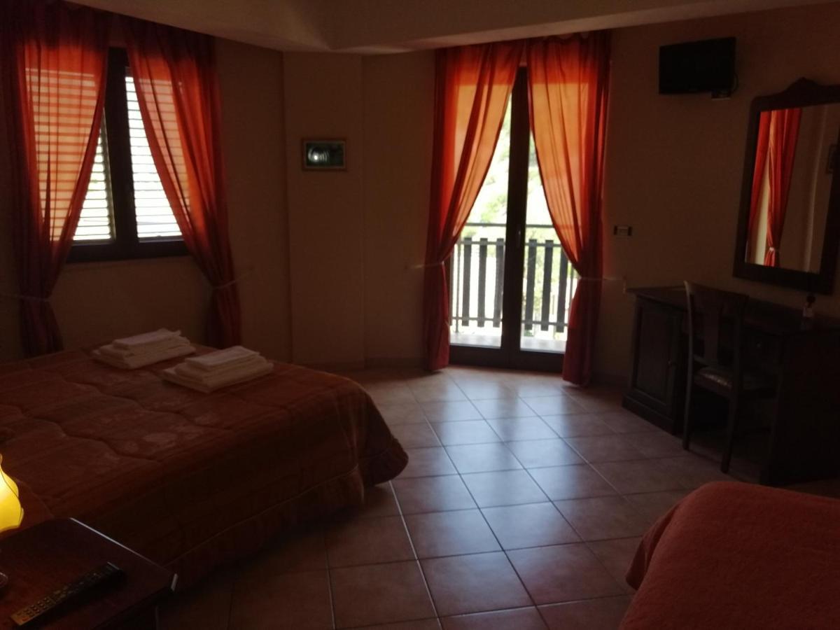 B&B L'antico borgo Villalago Esterno foto